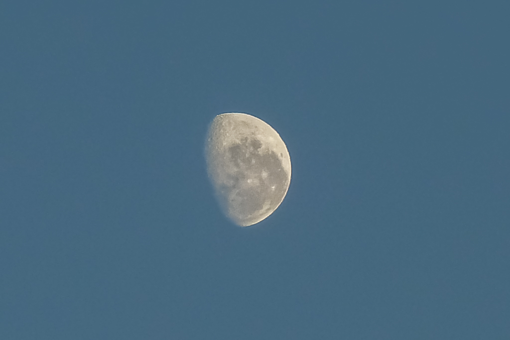 moon-in-daylight