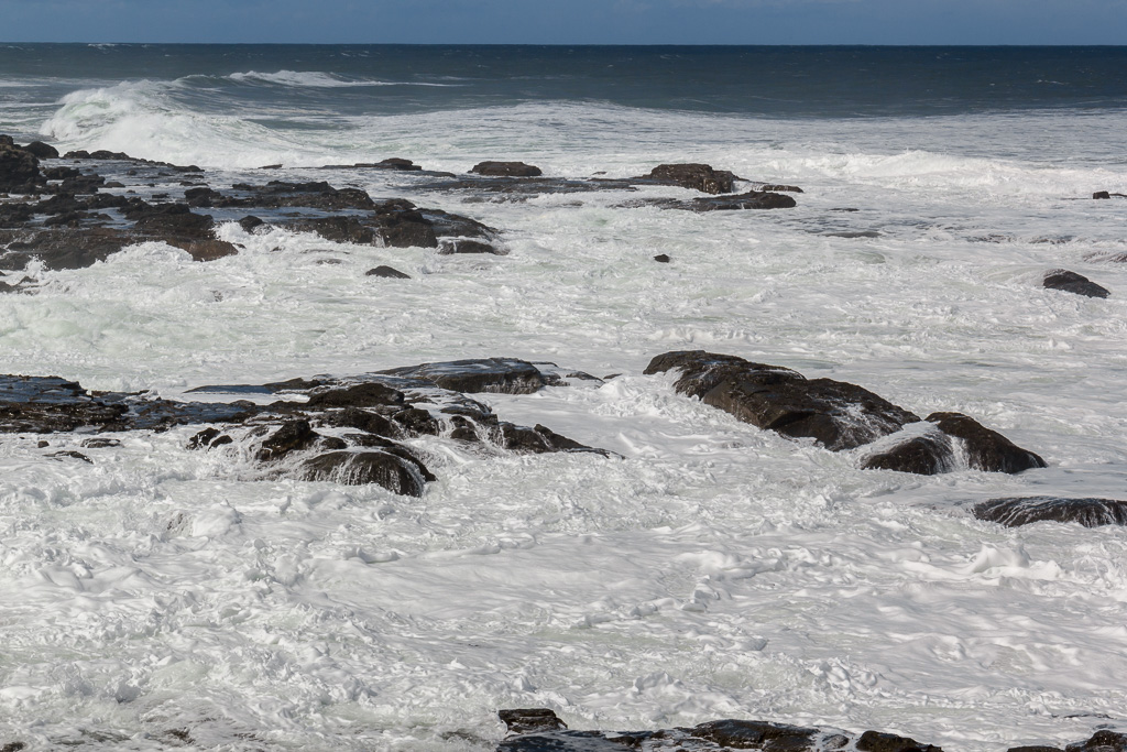 waves-breaking-white-water-rocks