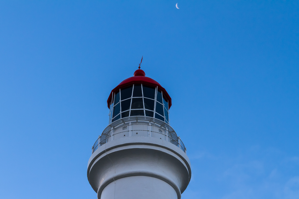 moon-above-split-point-lighthouse-otways