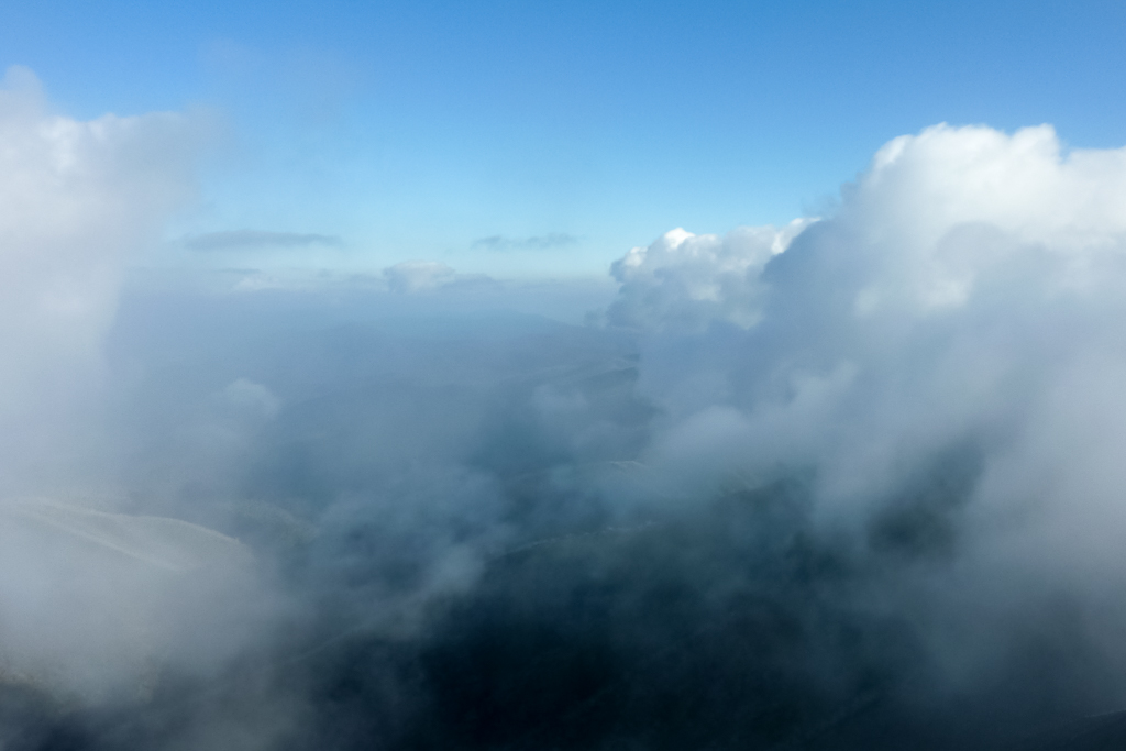 clouds-below-mount-feathertop