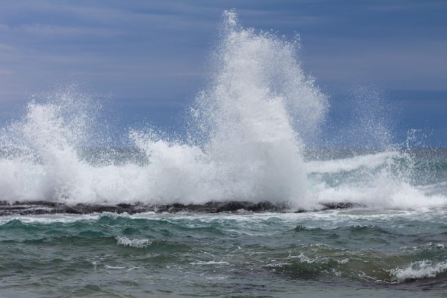 wave-breaking-on-rocks