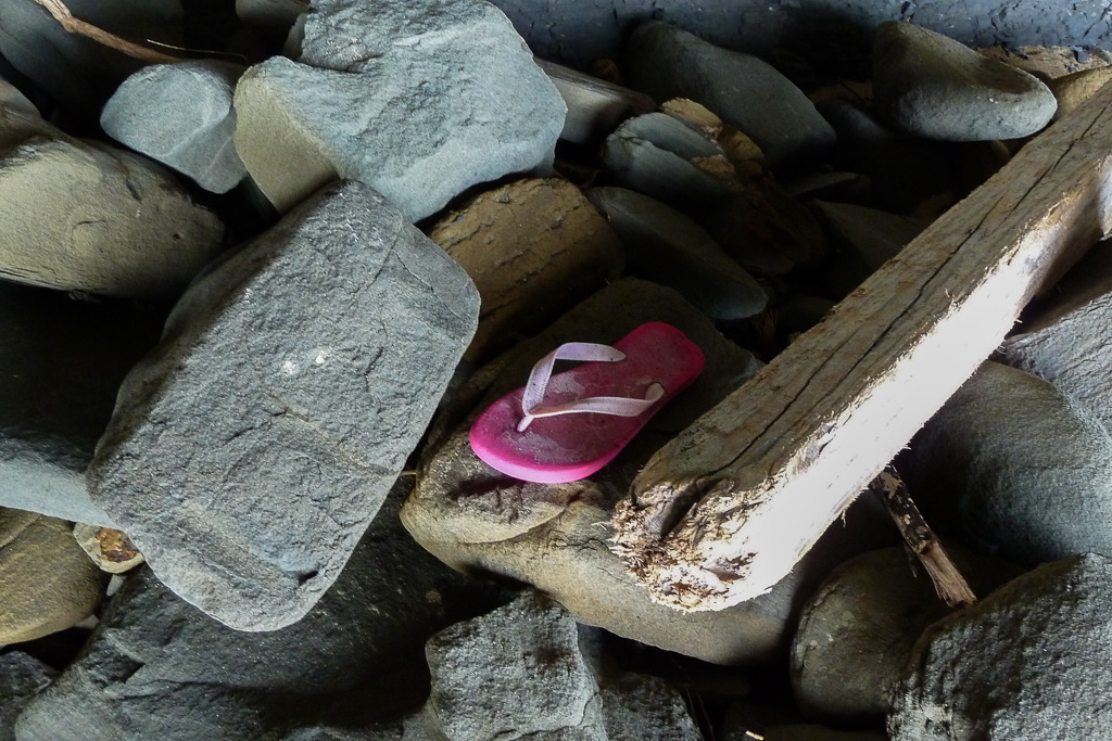 pink-thong-shoe-on-rocks-beach