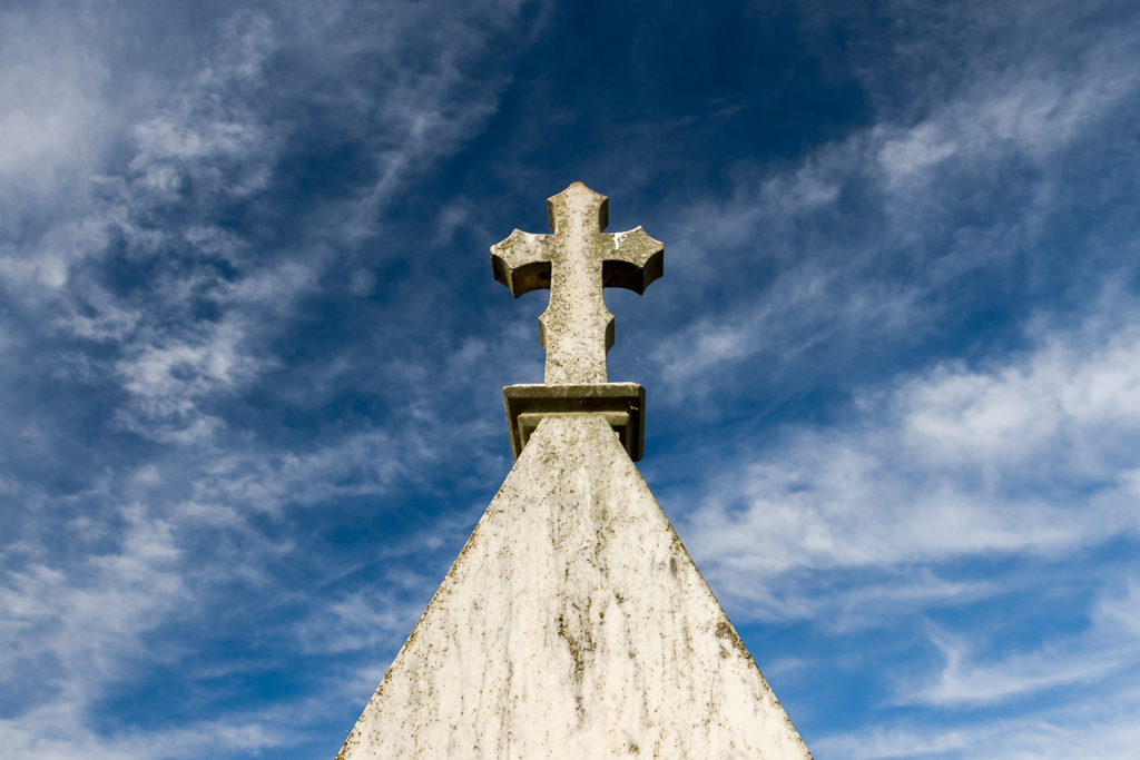blue-sky-and-headstone-hopetoun-cemetery