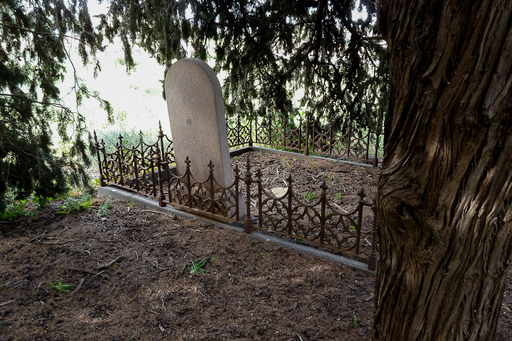 headstone-under-tree-old-hopetoun-cemetery
