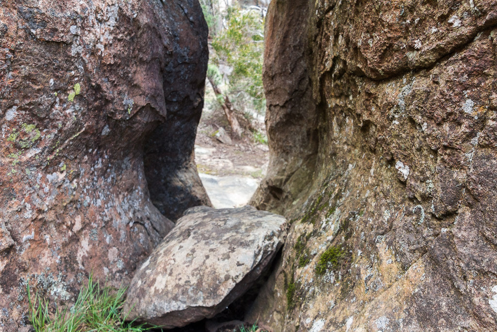 gap-between-boulder-hanging-rock