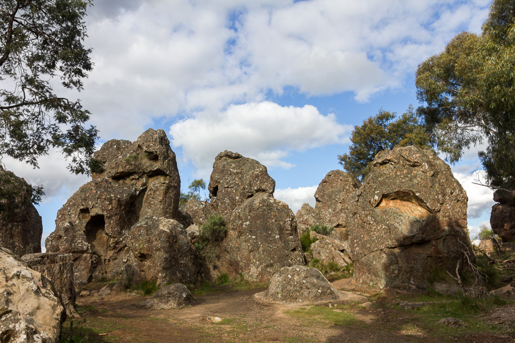 group-boulders-hanging-rock