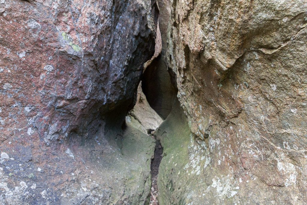 narrow-gap-between-boulder-hanging-rock