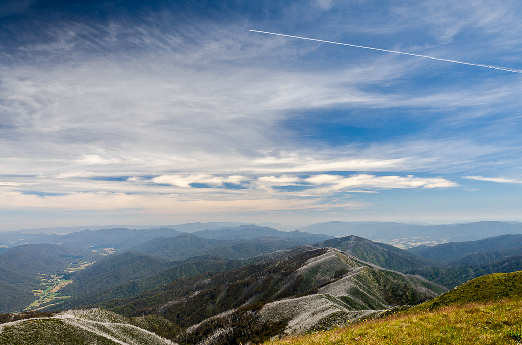 jet-contrail-from-Mt-Feathertop-summit