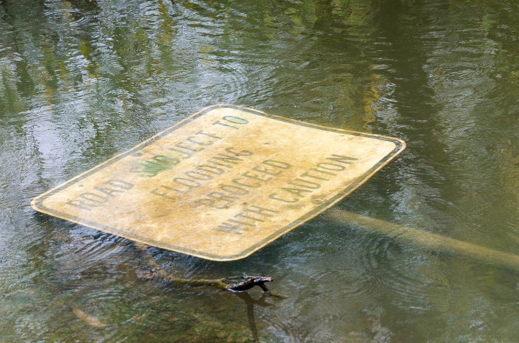 road-flooding-sign-jacksons-creek