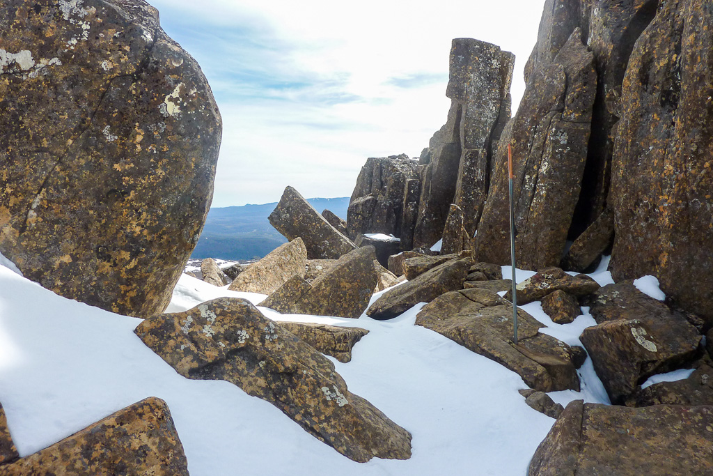 snow-rocks-on-cradle-mountain