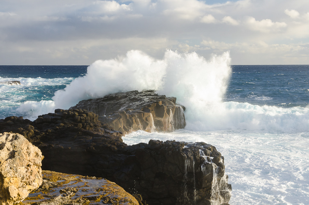 wave-breaking-on-rocks