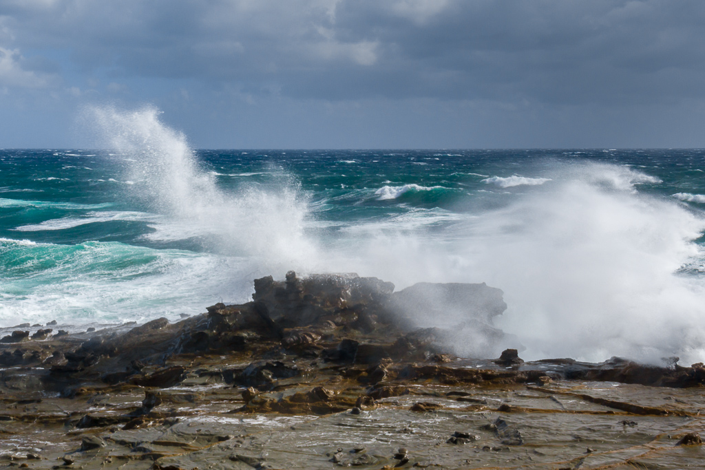 waves-breaking-on-rocks-kilcunda