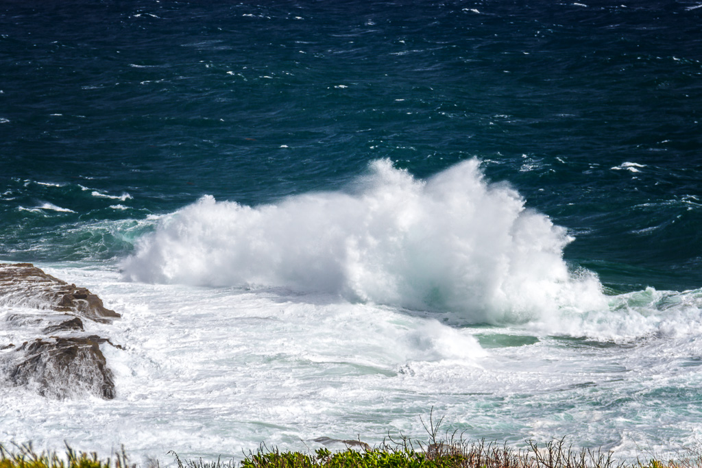 waves-breaking-on-rocks