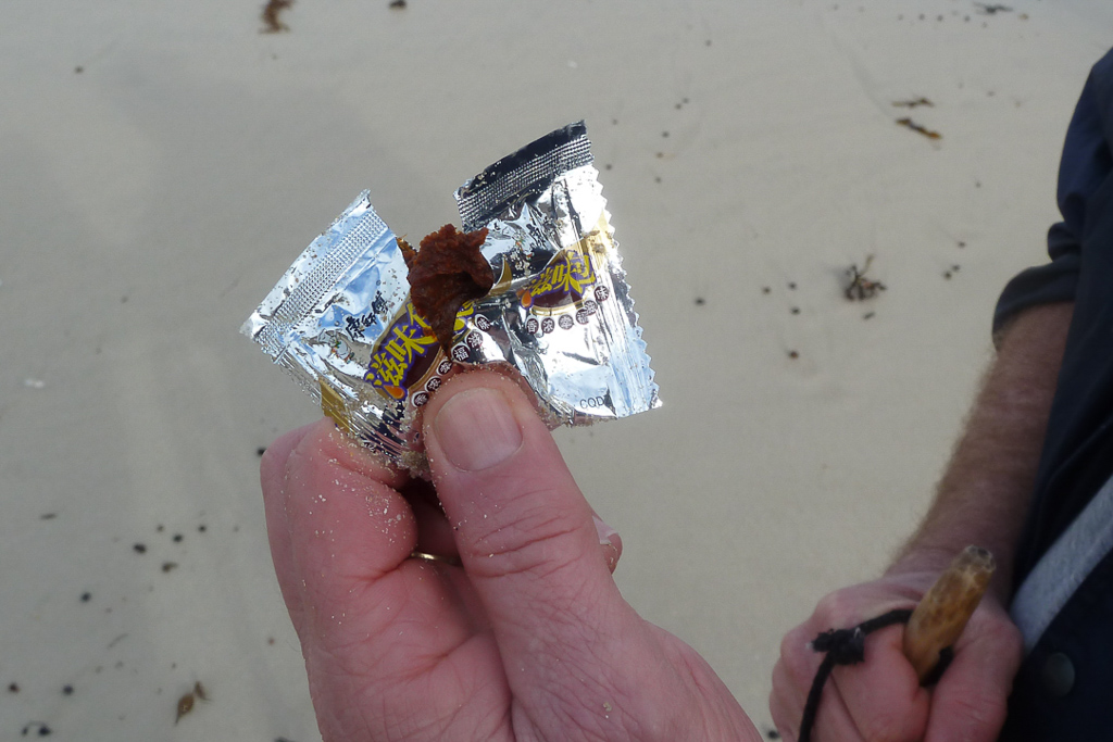 spice-packet-on-beach