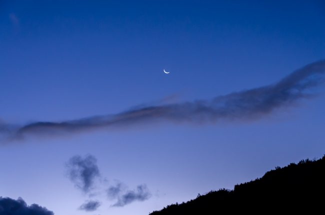 moon-rising-twilight-blue-sky