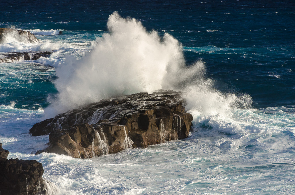 waves-breaking-during-heavy-seas