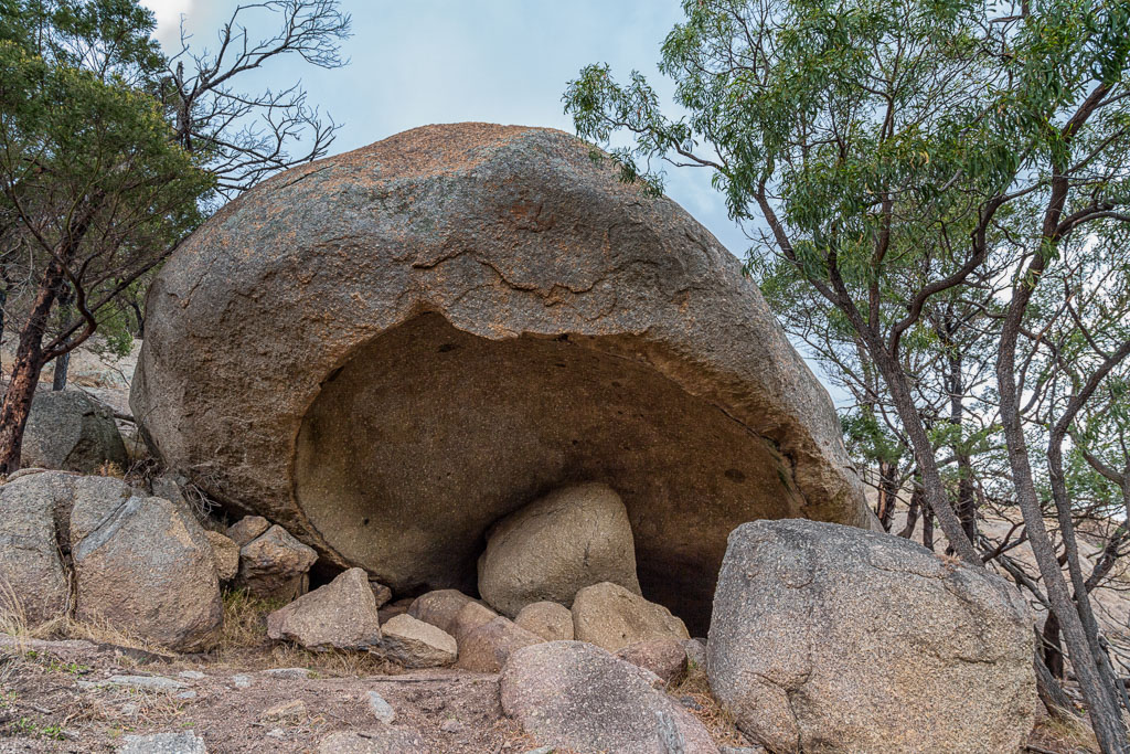 large-boulder-shelter-you-yangs