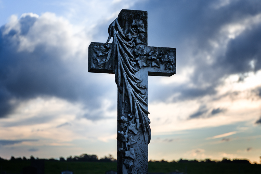 grave-stone-cross-daylesford-cemetery