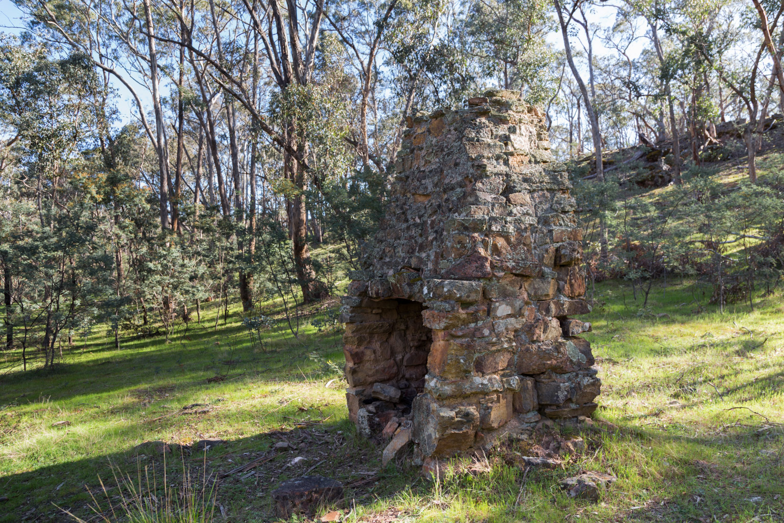 chimney-building-ruins-goldfields-track
