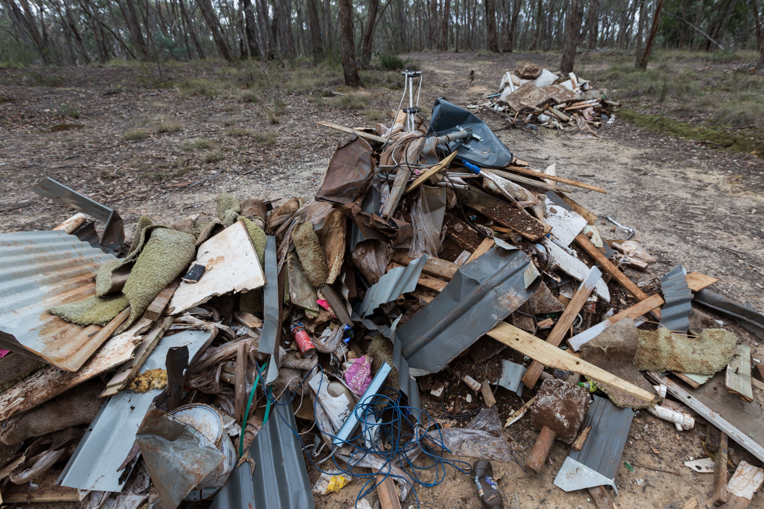 dumped-rubbish-in-bush