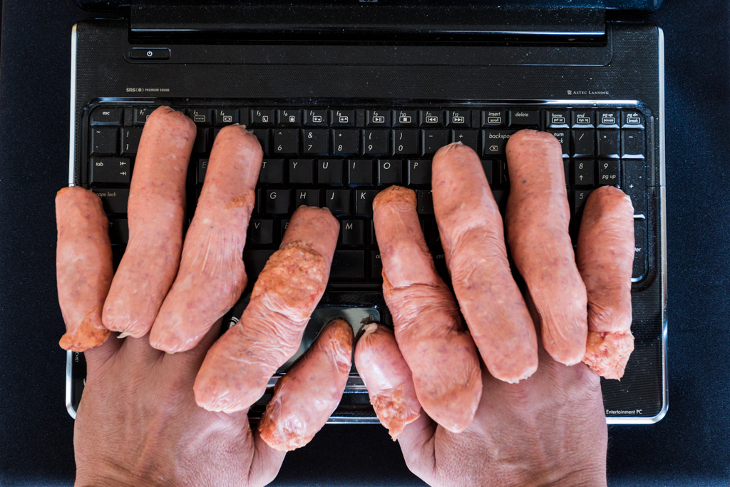 typing-computer-sausages-fingers