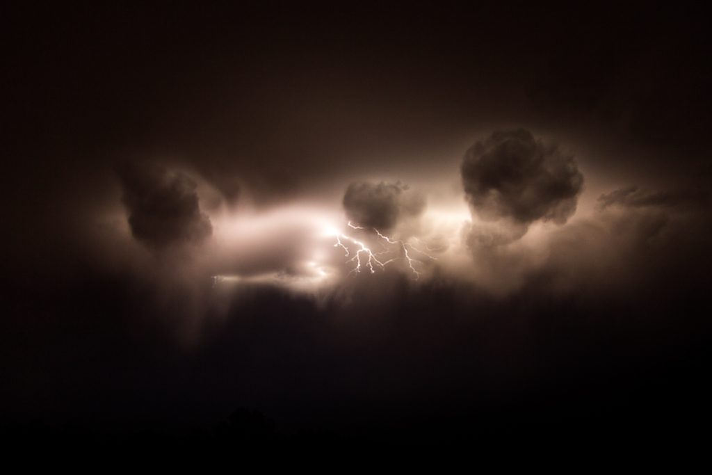 lightning_cloud_simpson_desert